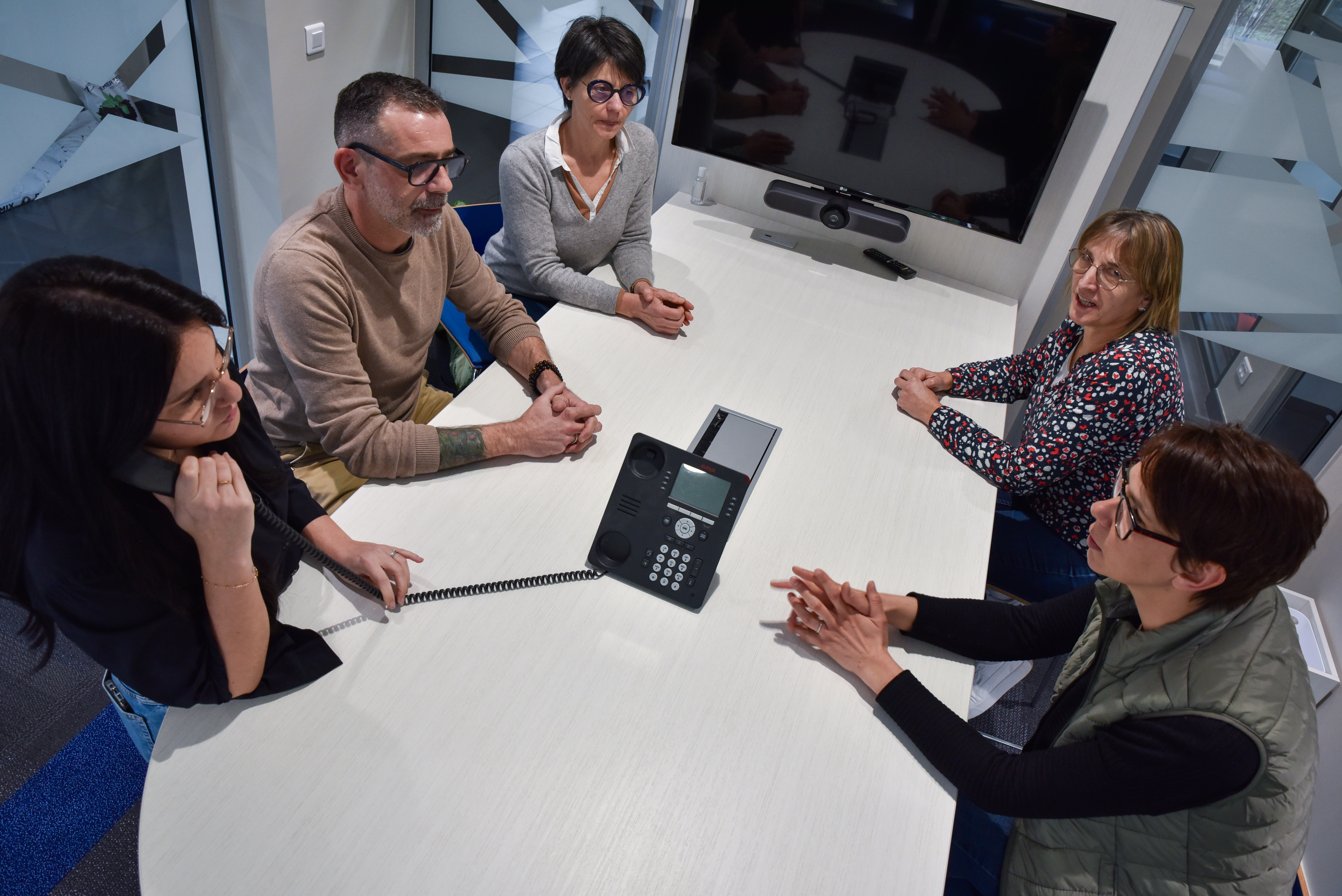 équipe de travail en discussion autour d'une table